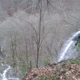 Am Uracher Wasserfall vorbei.
